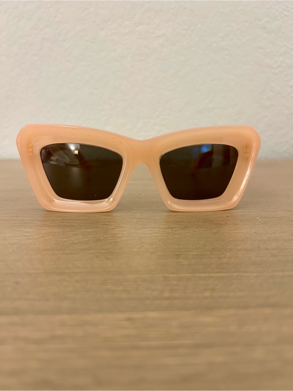 Authentic Loewe Pink Beveled Cat Eye Sunglasses, LW401451, beautiful!!
